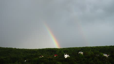 arco iris en el cielo después de la lluvia.