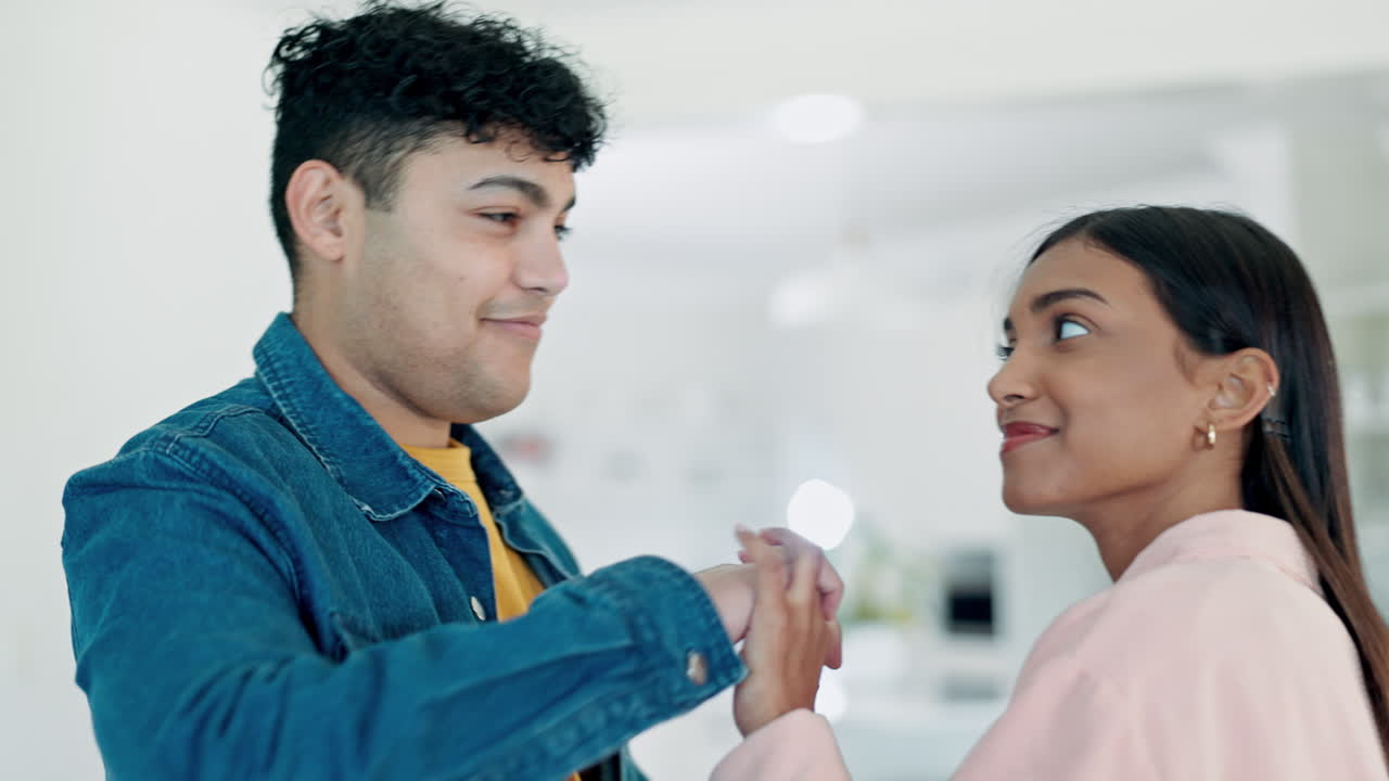 거실에서 커플과 함께 춤추고, 행복하고, 키스합니다.