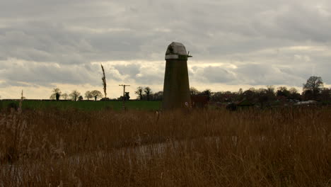 Toma-Extra-Ancha-Mirando-A-Través-De-Las-Cañas-En-Una-Bomba-De-Agua-Abandonada-Del-Molino-De-Viento-Norfolk-Broads-En-El-Río-Ant-Cerca-Del-Puente-Ludham