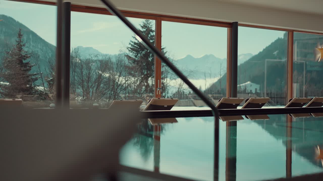 Piscina dell'hotel con vista sulle montagne in inverno