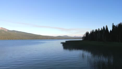 Diamond-Lake,-Oregon-with-Mount-Thielsen-in-the-background