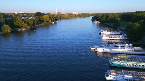 Parque-Treptower-Río-Ciudad-Berlín-Alemania-Día-De-Verano