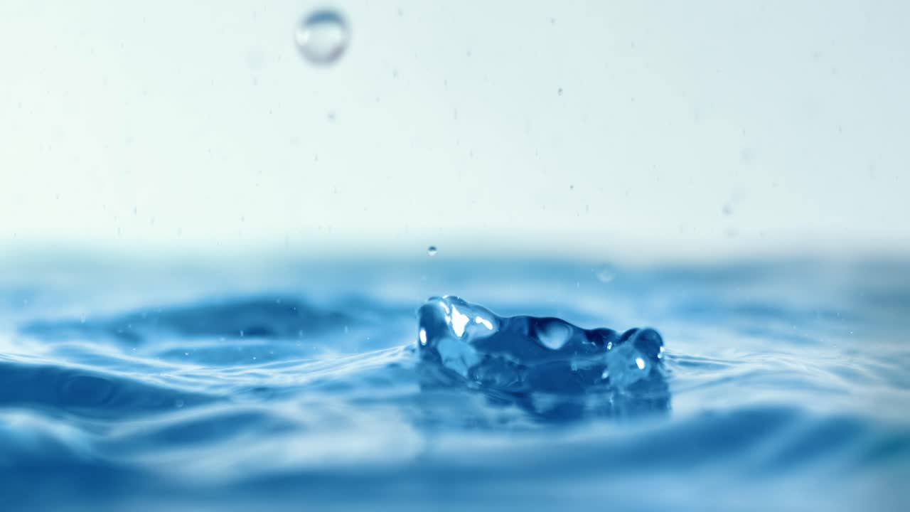 ⁇ 방울이 아주 느린 속도로 떨어지고 있습니다.