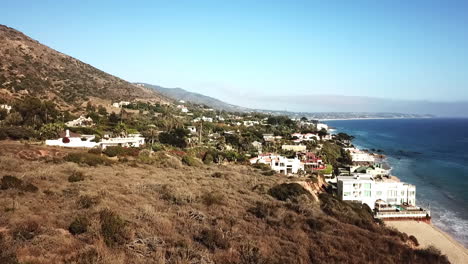 Rising-Aerial-Shot-Of-Wealthy-Luxury-Homes-On-A-Beach-In-Beverly-Hills,-California