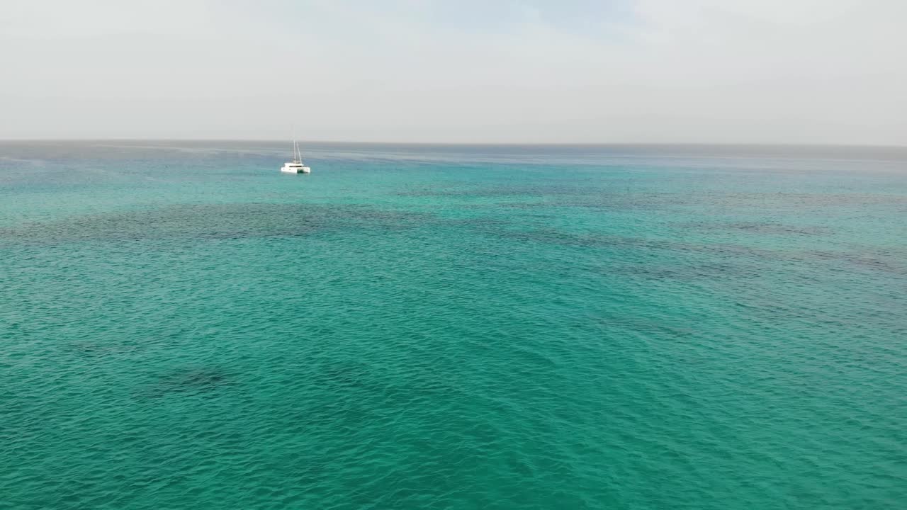 vista aérea sobre el hermoso catamarán azul turquesa de las aguas del océano navegando fuera de sal cabo verde