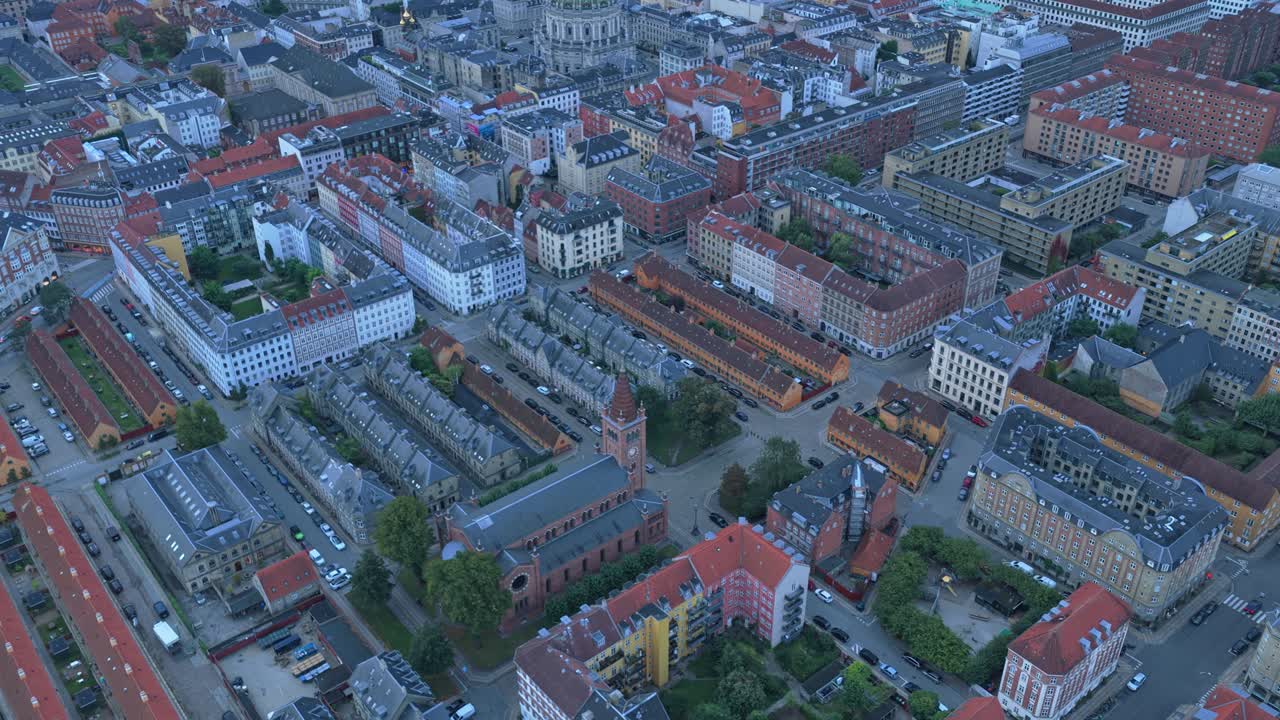 Københavns skyline ved solopgang, luftfoto over det historiske centrum