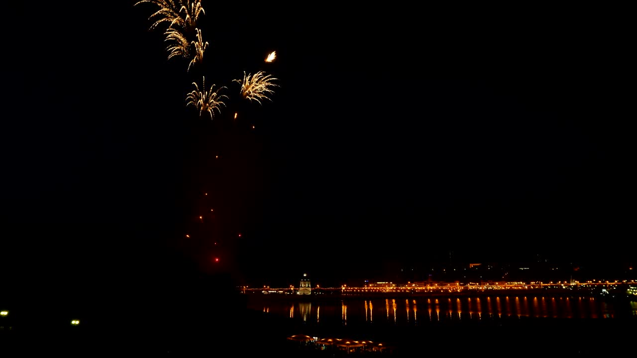 hermosos fuegos artificiales sobre la bahía