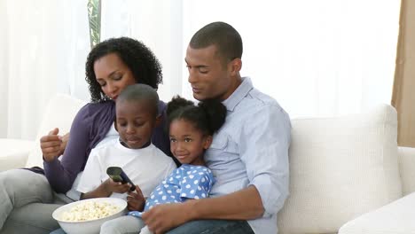 Padres-E-Hijos-Afroamericanos-Viendo-Televisión