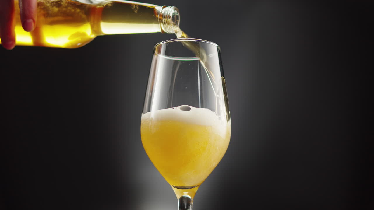 컵에 맥주를 부는 것