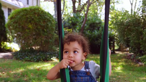 Niña-Feliz-Jugando-En-El-Columpio-Del-Jardín