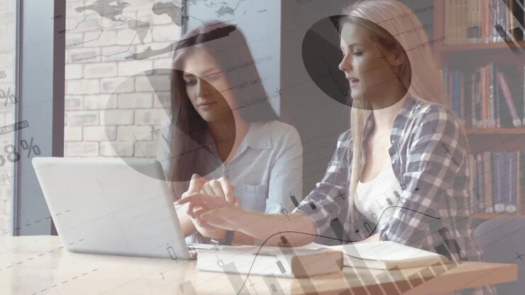 Animación de procesamiento de datos digitales sobre estudiantes mujeres usando una computadora portátil y estudiando