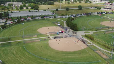 Luftaufnahme-Des-Ballfeldkomplexes-Der-Vorstadtgemeinde-Mit-Mehreren-Laufenden-Softballspielen