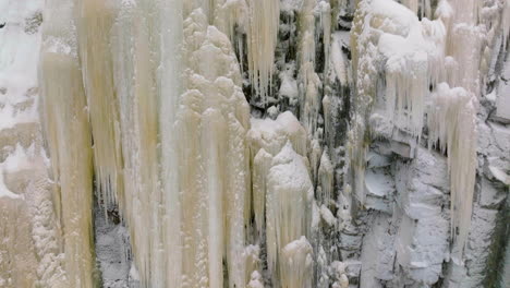 cascadas congeladas de la reserva natural de korouoma durante el invierno en laponia, finlandia