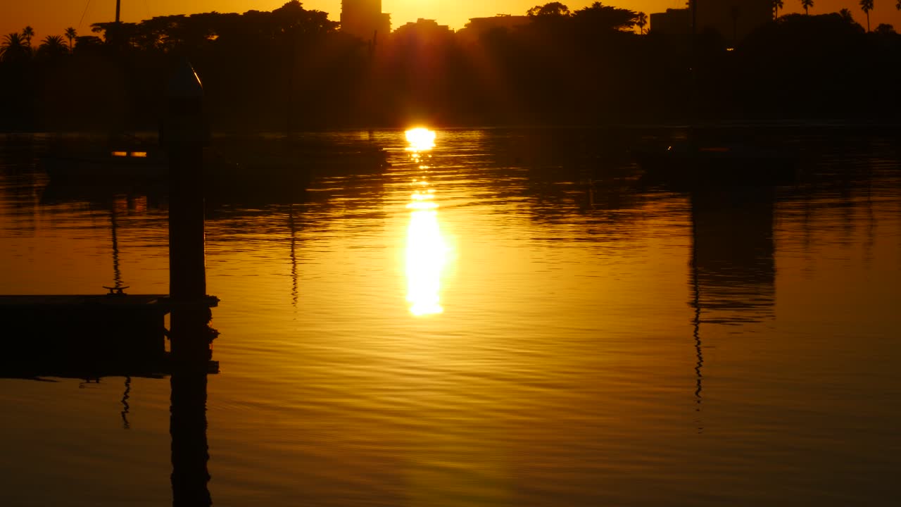 부두 근처의 일출 반사 세인트 킬다 부두 근처의 일출 물 반사