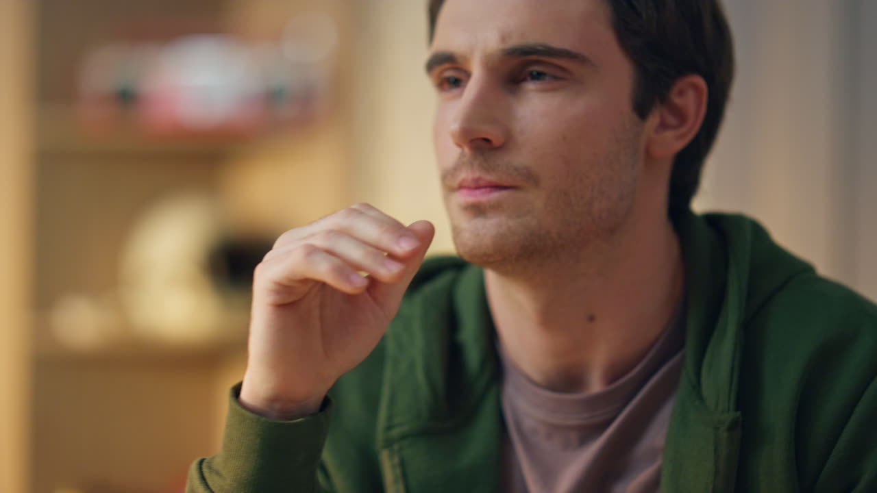 creador pensativo sosteniendo la pelota pensando en la oficina de cerca. hombre esperando inspiración