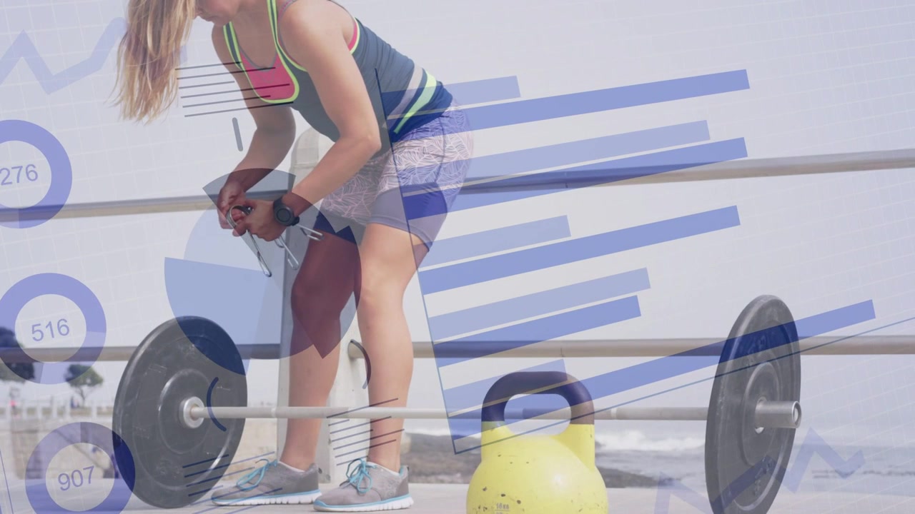 Atleta feminina ajustando o cabo, agachando-se, preparando o levantamento da barra à beira-mar, com gráficos de fitness deslizando.