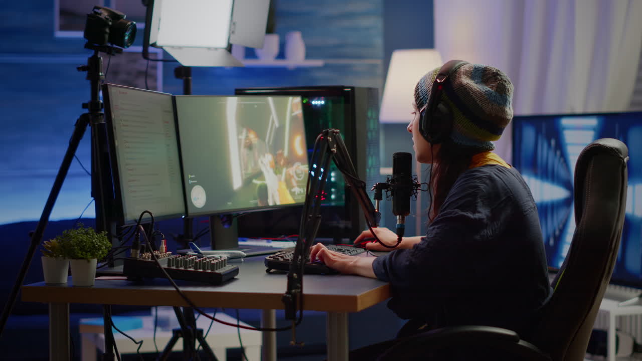 mujer que comprueba el sonido con un mezclador profesional