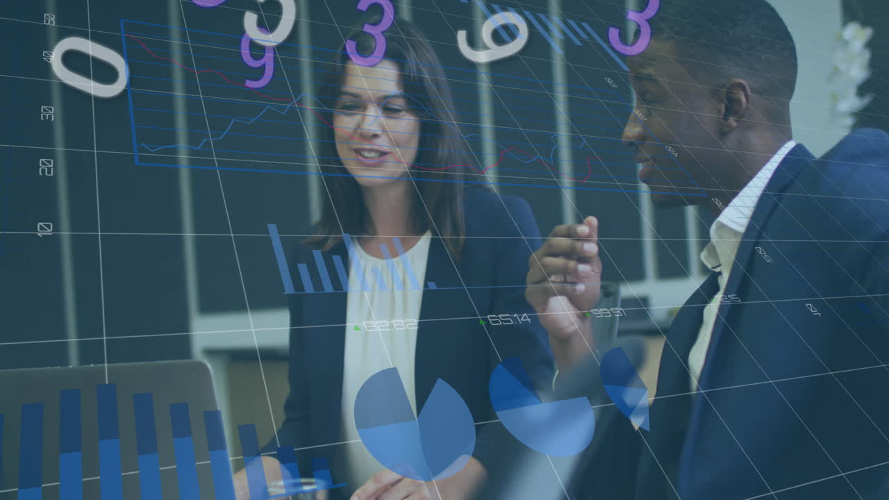 animación del procesamiento de datos financieros sobre diversas personas de negocios en la oficina