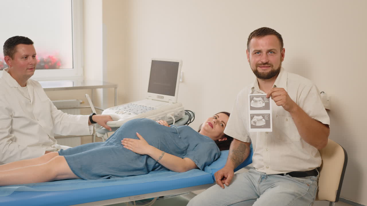 Donna incinta a un appuntamento ecografico con il medico