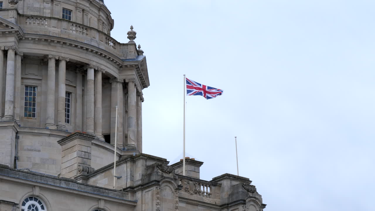 bandera union jack ondeando en un edificio