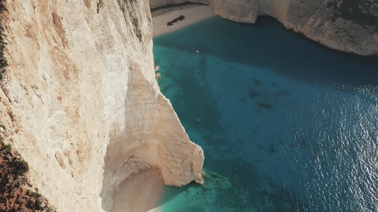vista panorámica de la playa rocosa de navagio o la playa de los naufragios