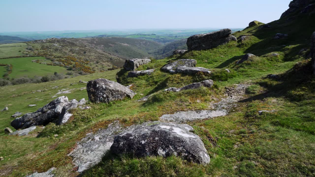 espectáculo panorámico lento que revela el paisaje sublime del parque nacional de dartmoor desde sharp tor