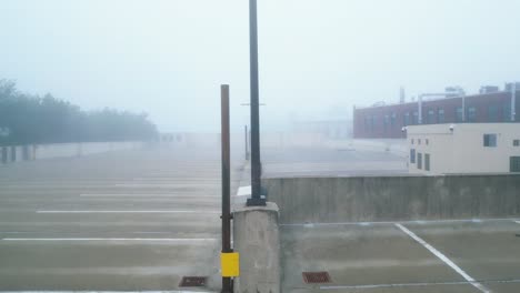 vista aérea de un estacionamiento vacío envuelto por una espesa niebla a primera hora de la mañana en northampton, massachusetts, ee.