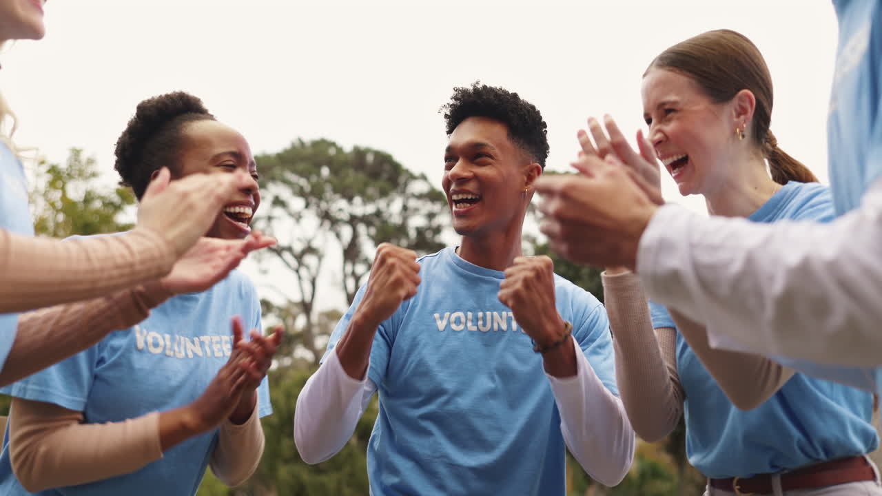 다양한 자원봉사자들이 성공을 축하하고 있습니다.