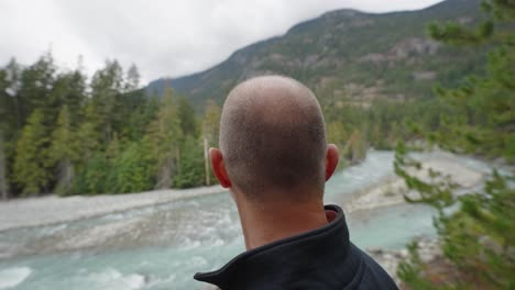 el hombre mira hacia la vista del río canadiense desde el mirador de la cresta