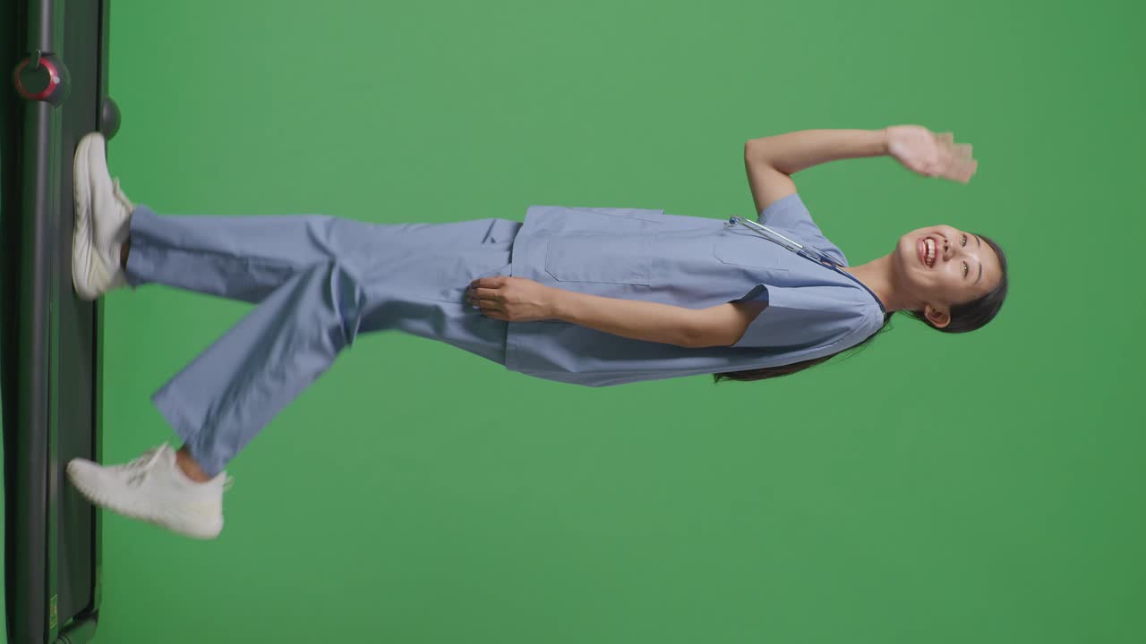 트레드밀 에서 고 있는 간호사