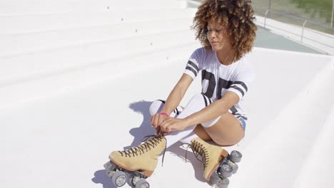 mujer vistiendo patines posando