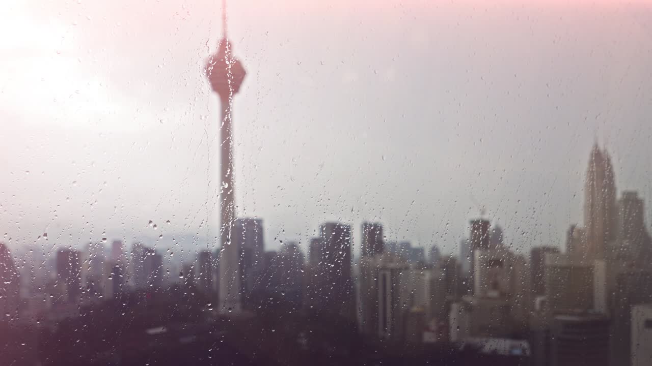 스카이스크래퍼의 창문에 비가 떨어집니다.