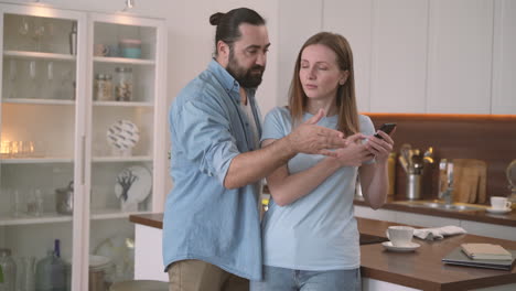 pareja discutiendo por los teléfonos móviles