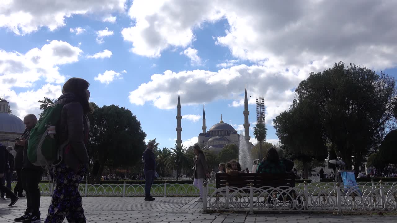 mezquita azul de estambul en la plaza sultanahmet, la gente está caminando descansando en un banco. pavo