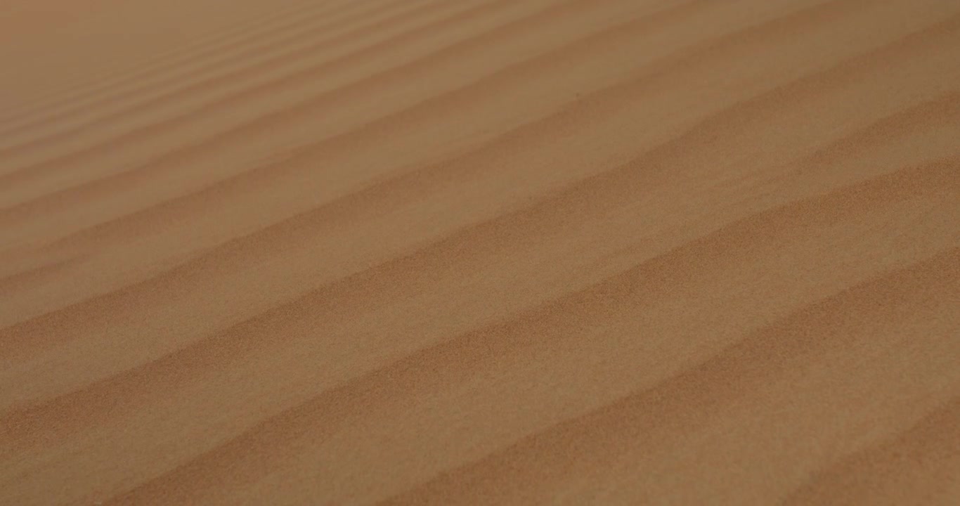 Primo piano del vento che soffia su una duna di sabbia nel deserto