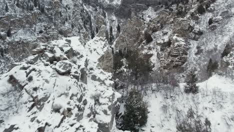 Volando-Sobre-El-Nevado-Cañón-Americano-Fork-En-Las-Montañas-Wasatch-De-Utah-En-Invierno