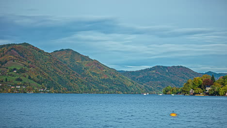 Wunderschöne-Aufnahme-Von-Wolken,-Die-über-Das-Seewasser-Ziehen,-Mit-Einer-Bergkette-Im-Hintergrund