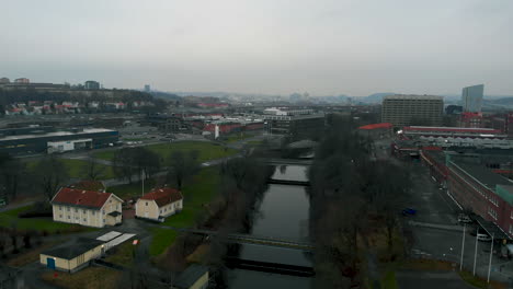 Elevándose-Sobre-El-Río-En-La-Ciudad-De-Gotemburgo-En-Un-Día-Nublado