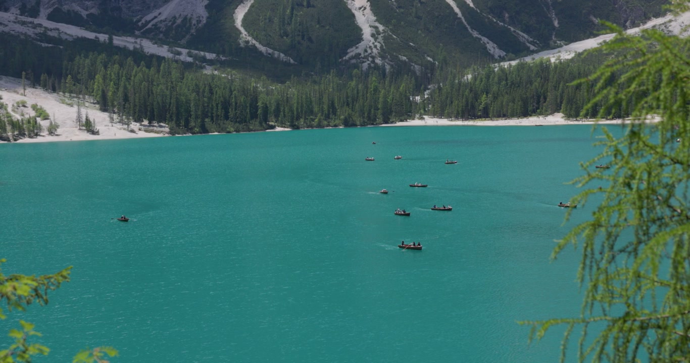 Tradizionali barche a remi in legno sulle acque calme del Lago di Braies in Alto Adige, Italia. Scatto aereo.