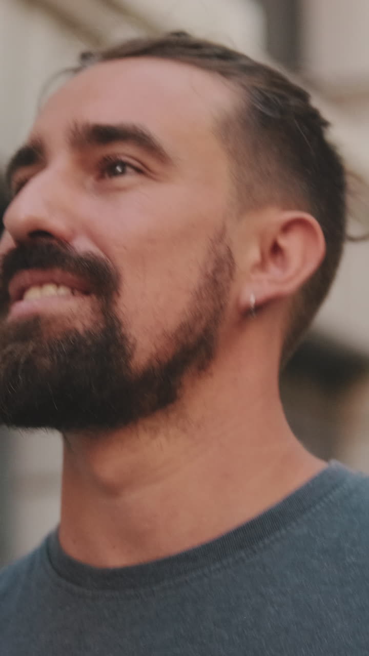 Uomo con barba e orecchino