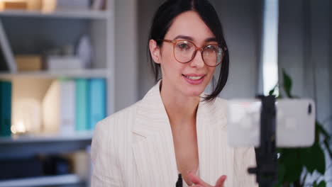 mujer de negocios confiada presentando resultados financieros en línea