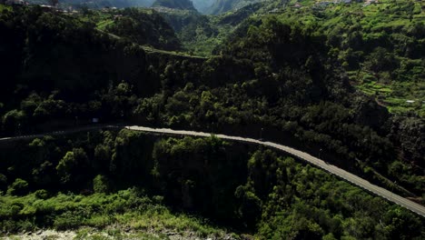 vista a vista de pájaro de la carretera panorámica en las montañas de madeira en un día soleado