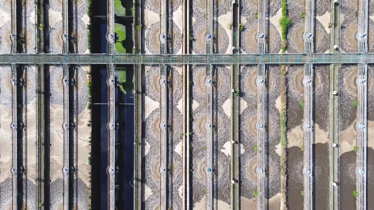 폐수 처리 공장 의 원형 연못 과 더러운 폐수 의 필터링 의 공중 상상