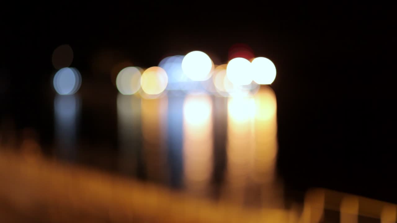 밤에 분할 호퍼의 정적 샷 후 초점이 사라짐