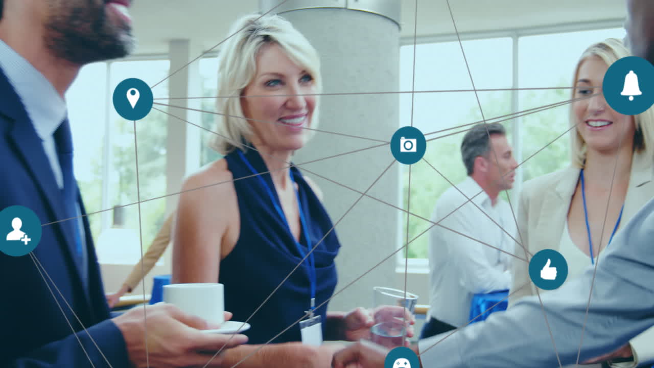 사무실에서 다양한 사업가들에 대한 연결 네트워크와 데이터 처리의 활성화