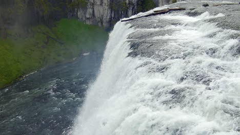 Una-Hermosa-Vista-En-Cámara-Lenta-De-Mesa-Falls-En-Idaho