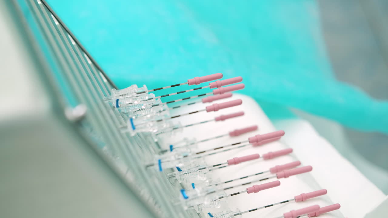 Instrumentos médicos em uma bandeja estéril