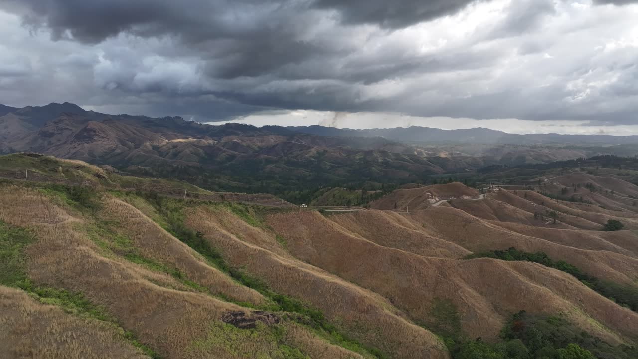 피지 의 산 들 위 에 있는 드론 영상