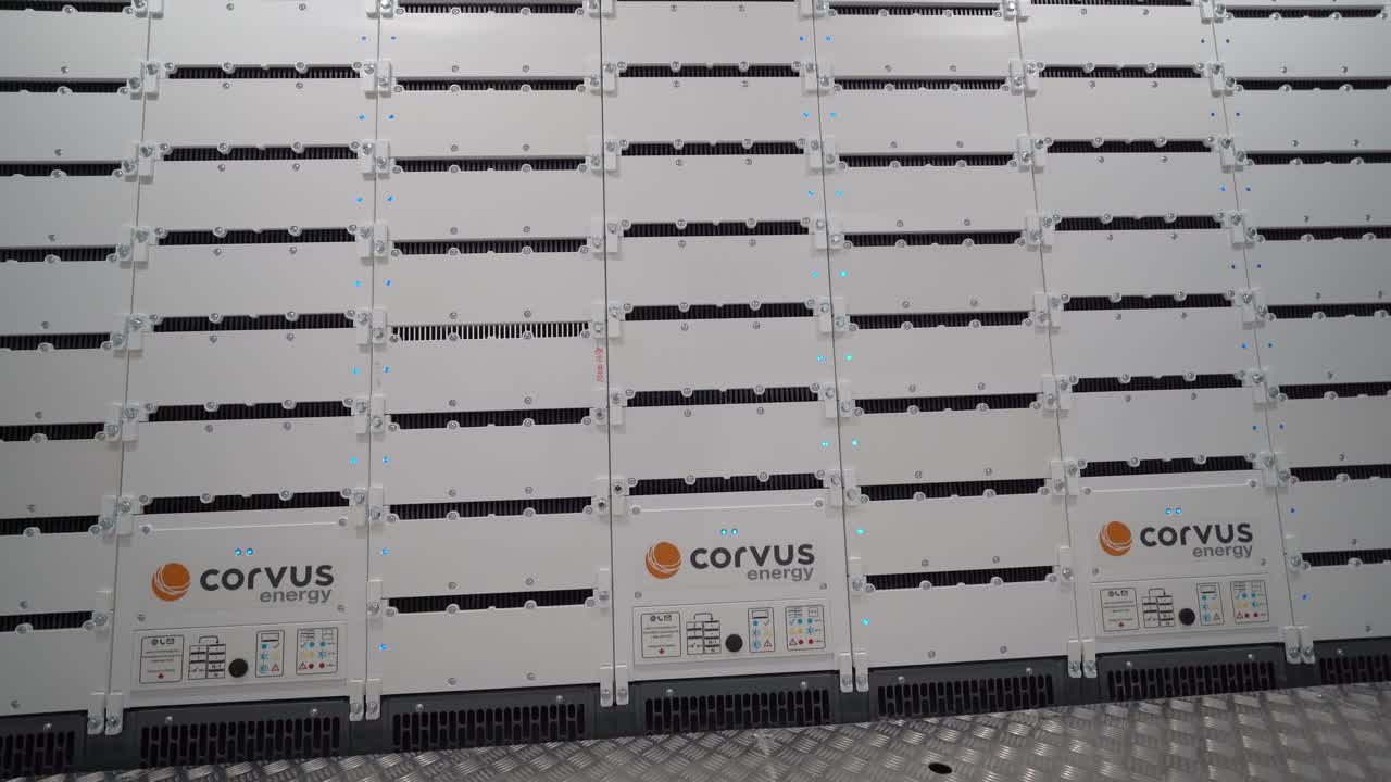 tiro inclinado hacia arriba sobre impresionantes bastidores de baterías, nave eléctrica de suministro de energía