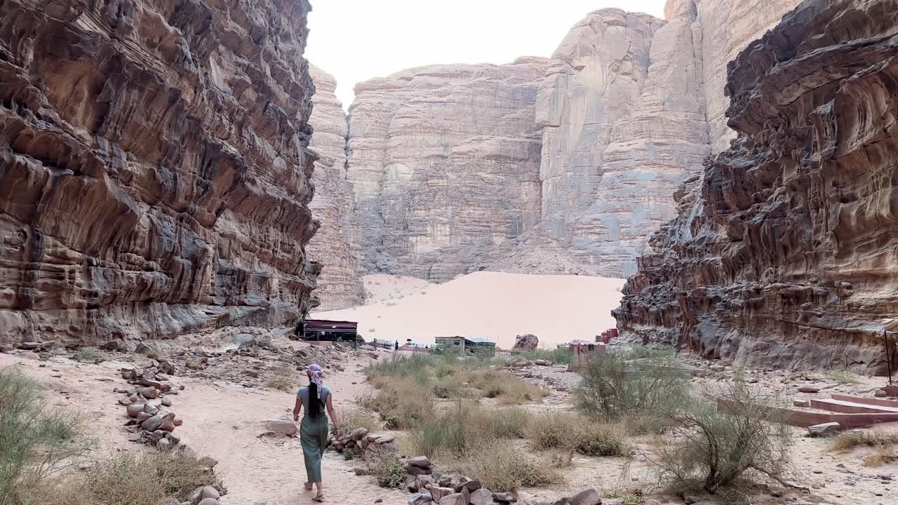 mujeres en el cañón de wadi rum alejándose en jordania